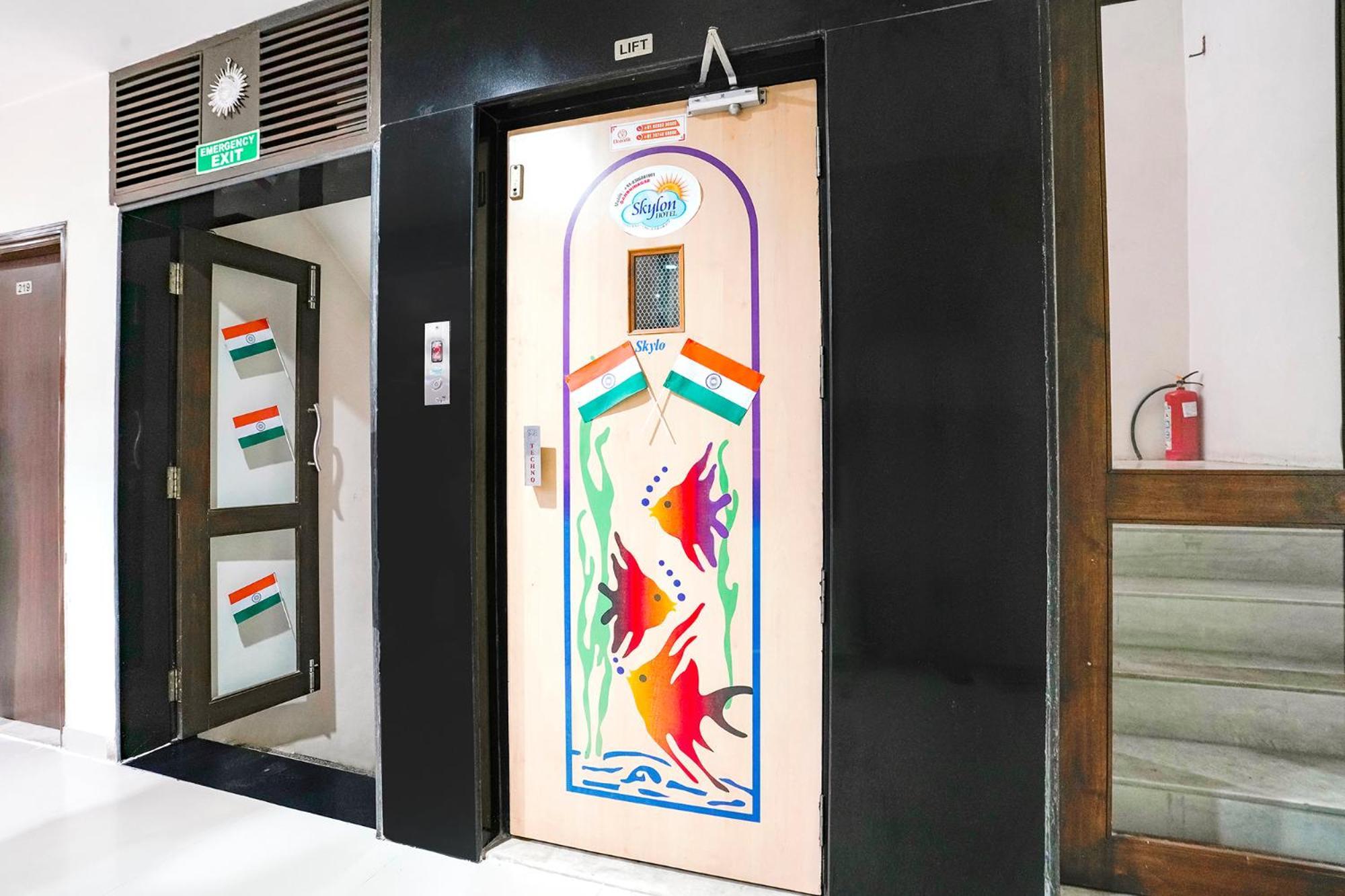 גנדהינאגר Fabhotel Skylon, Near Mahatma Mandir מראה חיצוני תמונה